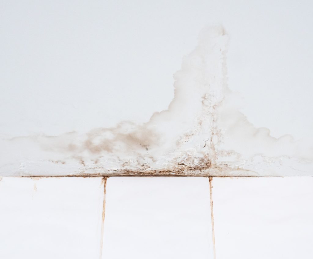 How to Tell if a Drywall is Water Damaged? - Water stain from the leak